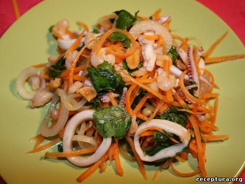 Салат из жареных овощей с морепродуктами